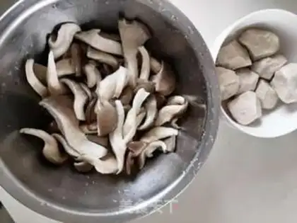 Make An egg soup for a mushroom step 0