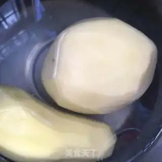 Make Black pepper beef, fried potatoes step 0