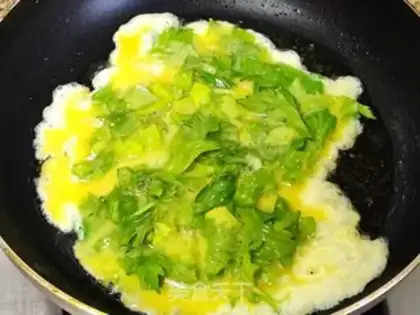 Make Screeches, fried eggs step 2