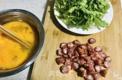 Make Weenie egg fried rice step 1