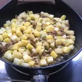 Make Black pepper beef, fried potatoes step 8