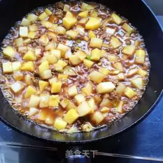 Make Black pepper beef, fried potatoes step 9