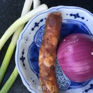 Make Onion sausage fried rice step 1