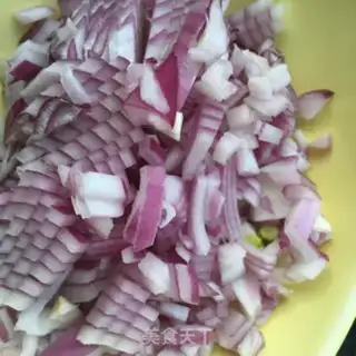 Make Onion sausage fried rice step 2