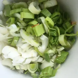 Make Onion sausage fried rice step 3