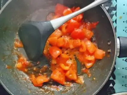Make Tomato fried eggs step 4