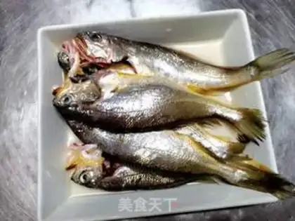 Make Little yellow fish fan soup step 1