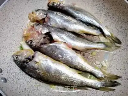 Make Little yellow fish fan soup step 4