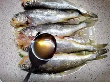 Make Little yellow fish fan soup step 5