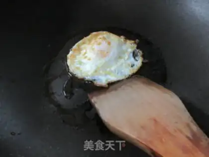 Make Fried egg skirts with raisins step 2