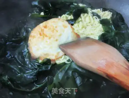 Make Fried egg skirts with raisins step 3
