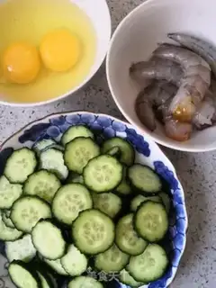 Make cucumber shrimp fried eggs step 0