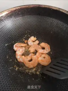Make cucumber shrimp fried eggs step 2
