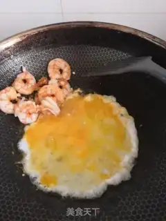 Make cucumber shrimp fried eggs step 3