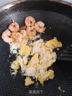 Make cucumber shrimp fried eggs step 4