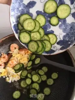 Make cucumber shrimp fried eggs step 5