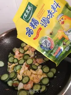 Make cucumber shrimp fried eggs step 6