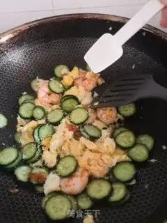 Make cucumber shrimp fried eggs step 7
