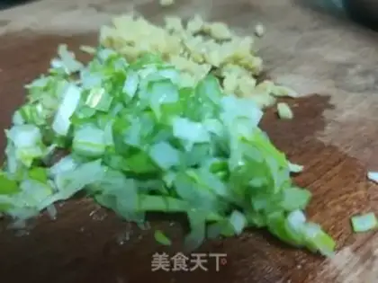 Make Pork sauerkraut, three fresh dumplings step 3