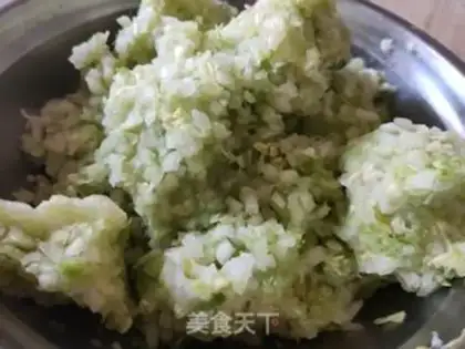 Make Pork sauerkraut, three fresh dumplings step 4
