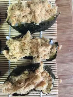 Make Warship meat sushi step 5