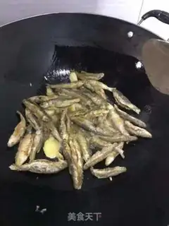 Make Spicy little fish step 1