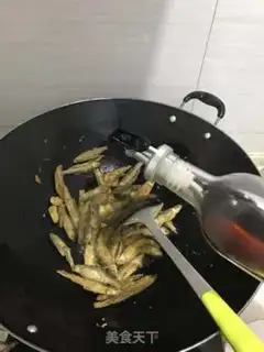 Make Spicy little fish step 2