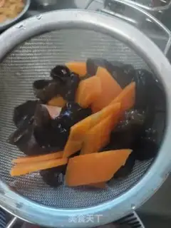 Make Fresh lilies for wood and carrots step 2