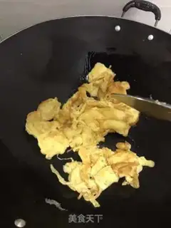 Make Tomato fried eggs step 1