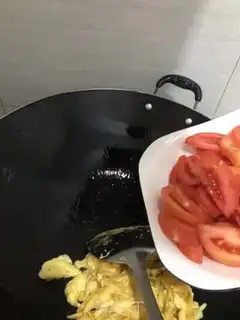 Make Tomato fried eggs step 2