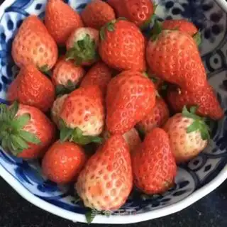 Make A nut strawberry yogurt cup step 1