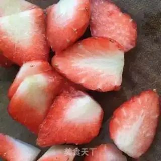 Make A nut strawberry yogurt cup step 3