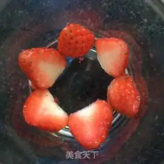 Make A nut strawberry yogurt cup step 4