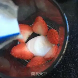 Make A nut strawberry yogurt cup step 5
