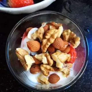 Make A nut strawberry yogurt cup step 6