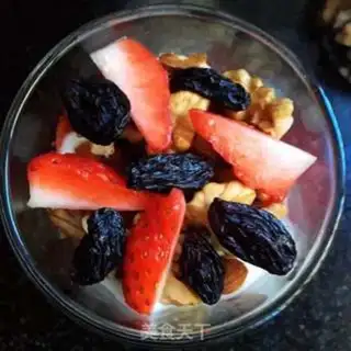 Make A nut strawberry yogurt cup step 7