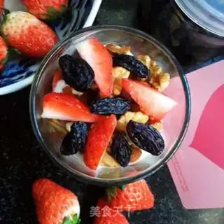 Make A nut strawberry yogurt cup step 8
