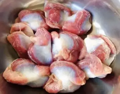Make Onion carrots, fried duck step 0