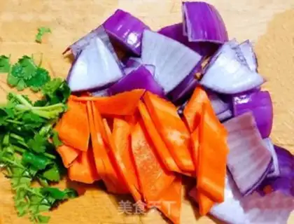 Make Onion carrots, fried duck step 4