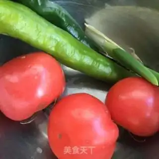 Make Tea and tomato fried eggs step 0