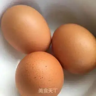 Make Tea and tomato fried eggs step 1
