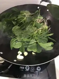 Make Garlic spinach step 1