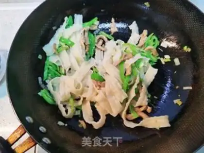 Make Pepper sauce noodles step 5