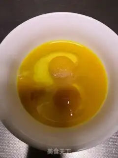 Make Scrambled eggs step 1
