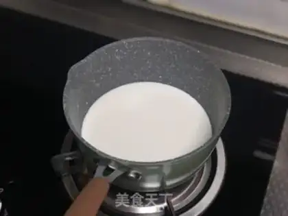 Make Family-style double-skinned milk step 1