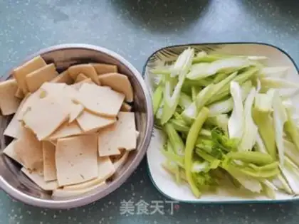 Make The celery makes thousands of tofu step 0