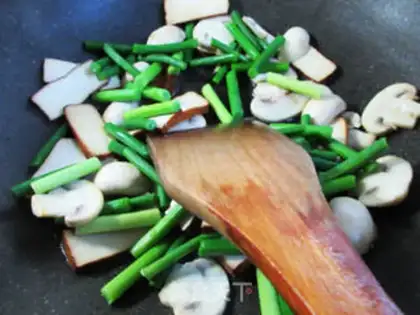 Make Garlic mushroom fried fragrance step 4