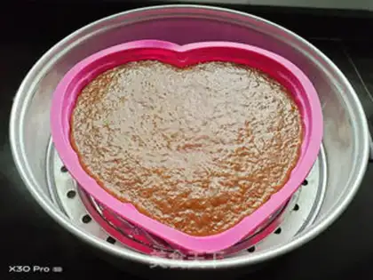 Make Cardiac red sugar cake step 2