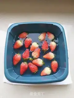 Make Goldfish strawberries step 0