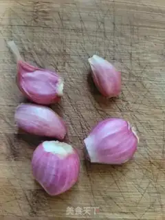 Make Red onion head in white step 1